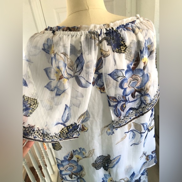 White House Black market, Off the shoulder Embroidered floral printed top. - Picture 9 of 10